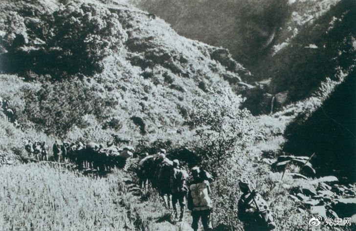 　　1947年6月，劉鄧大軍強(qiáng)渡黃河天險，千里躍進(jìn)大別山，揭開了中國人民解放軍戰(zhàn)略進(jìn)攻的序幕。