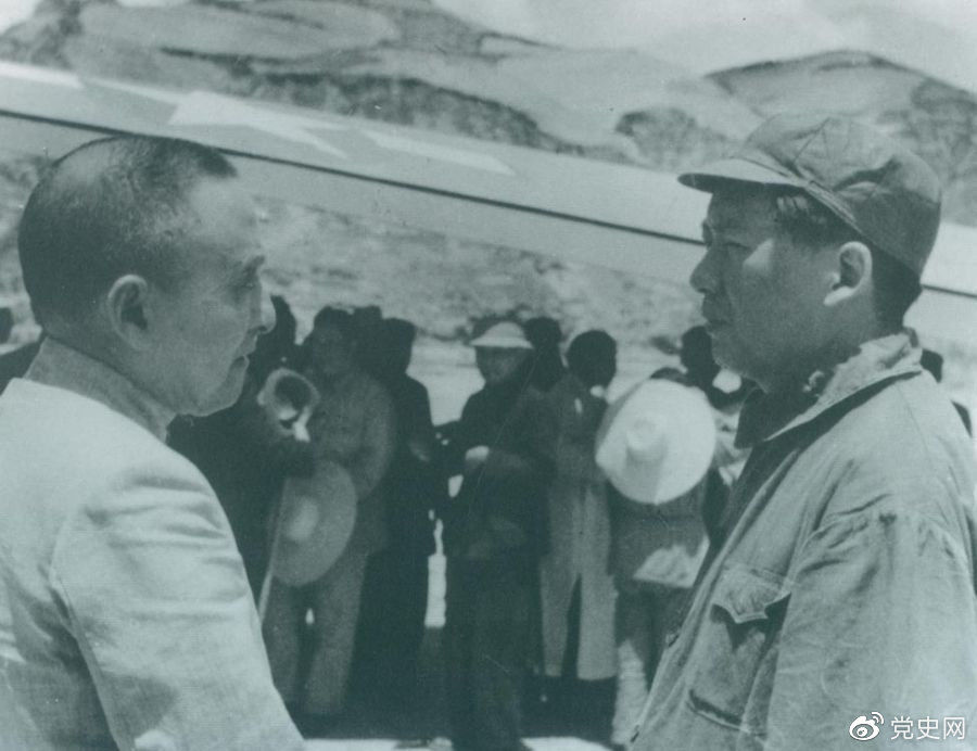 1945年7月1日，毛澤東歡迎黃炎培等民主人士來延安參觀。