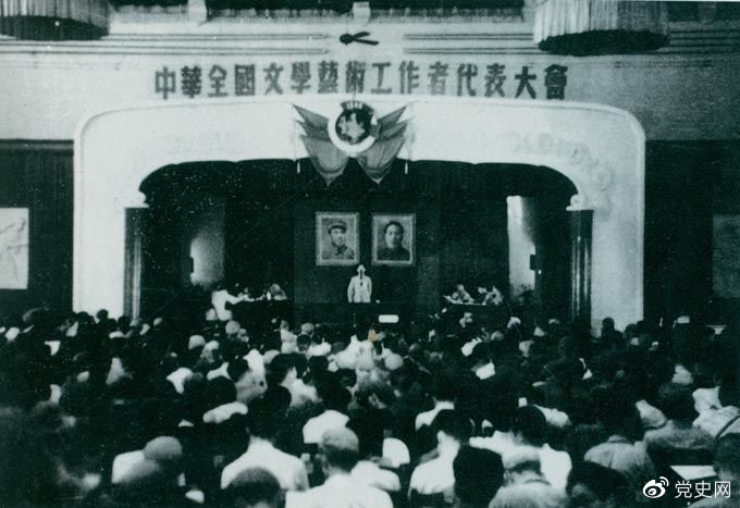 1949年7月2日至19日，第一次中華全國文學(xué)藝術(shù)工作者代表大會在北平召開。圖為大會會場。