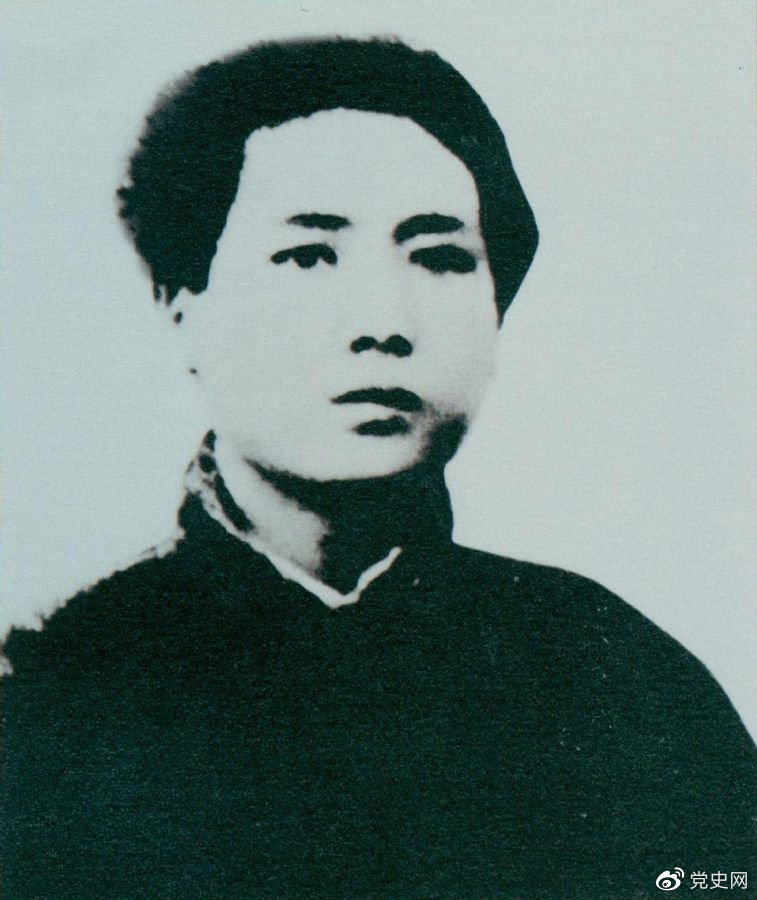 1921年7月，毛澤東赴上海參加中國共產(chǎn)黨第一次代表大會(huì)，成為黨的創(chuàng)始人之一。
