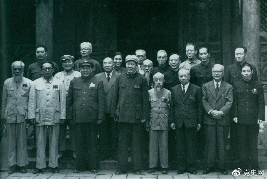 1949年7月5日，新政治協(xié)商會議籌備會常務(wù)委員合影。