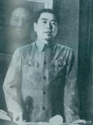 1949年7月6日，周恩來出席中華全國文學(xué)藝術(shù)工作者代表大會。圖為周恩來在會上作政治報告。