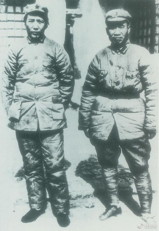 　　1937年7月7日，盧溝橋事變爆發(fā)。8日，中共中央通電全國，號召結(jié)成民族統(tǒng)一戰(zhàn)線抵抗日本侵略者。圖為1936年冬毛澤東和朱德在陜北。