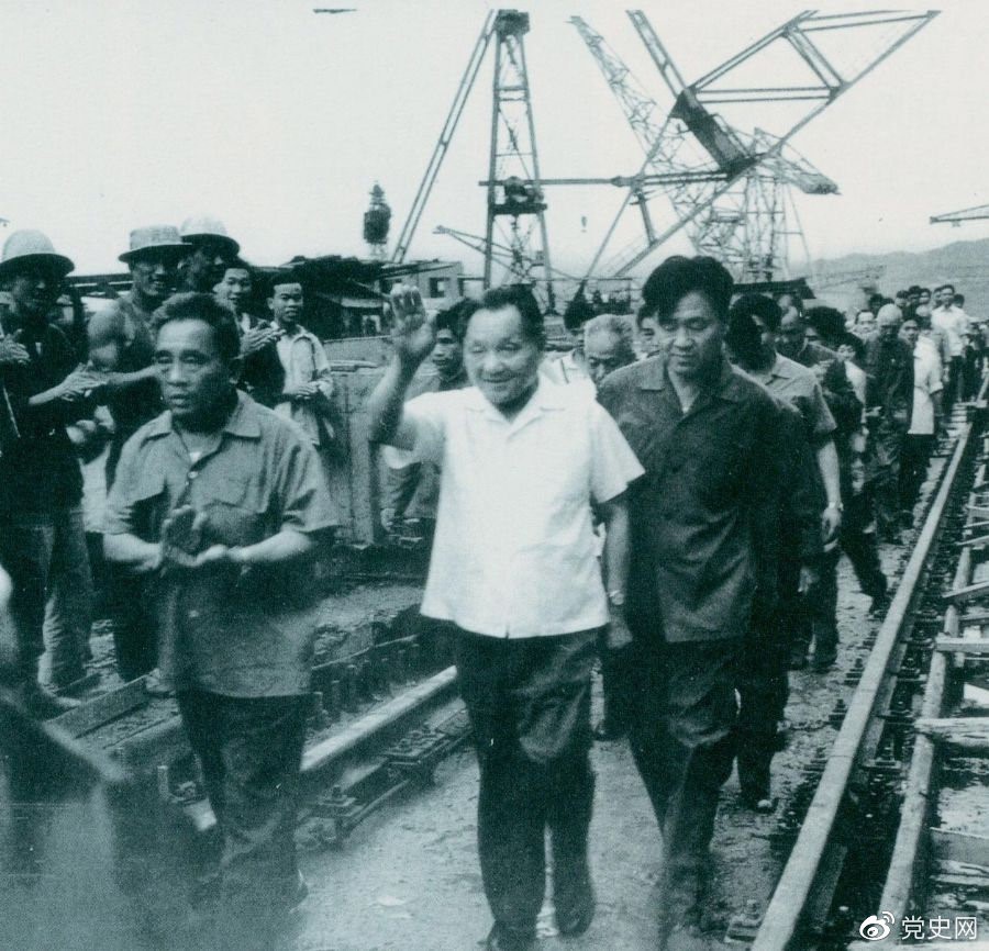 1980年7月12日，鄧小平到葛洲壩水利樞紐工程視察。