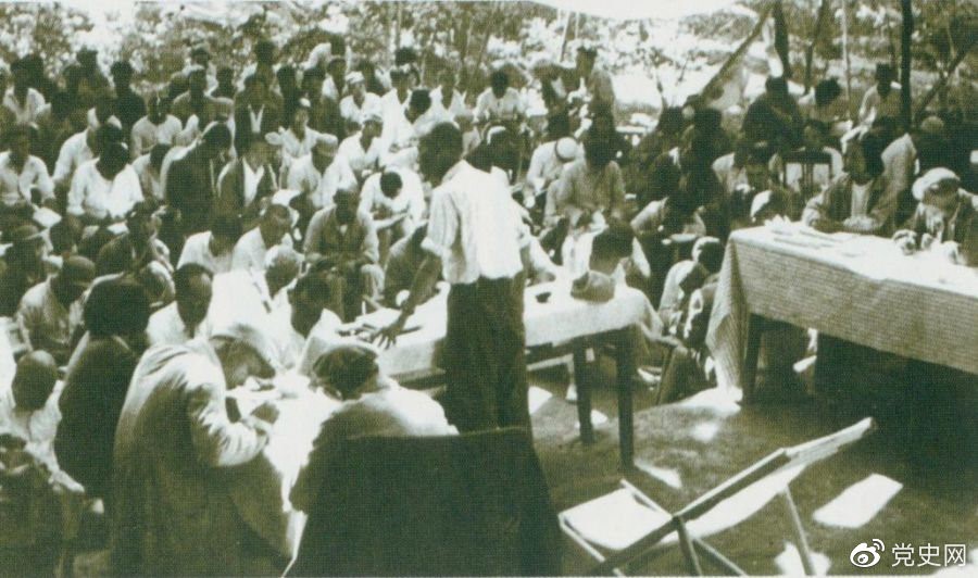 1947年7月17日至9月13日，全國(guó)土地會(huì)議在河北西柏坡召開(kāi)。劉少奇主持會(huì)議并在會(huì)上作報(bào)告。