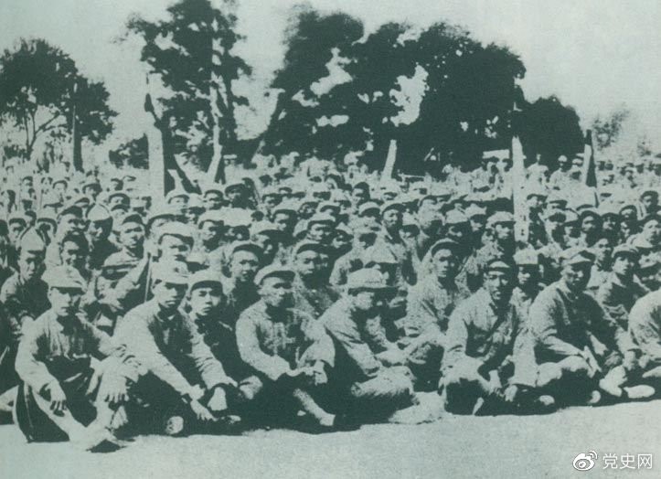 盧溝橋事變后的第11天，1937年7月18日，延安召開(kāi)群眾大會(huì)，毛澤東發(fā)表演說(shuō)。據(jù)當(dāng)時(shí)報(bào)載：“演詞激昂，聽(tīng)眾均摩拳擦掌，熱血沸騰，愿赴抗日戰(zhàn)場(chǎng)，與日寇決一死戰(zhàn)?！?/></p><p>盧溝橋事變后的第11天，1937年7月18日，延安召開(kāi)群眾大會(huì)，毛澤東發(fā)表演說(shuō)。據(jù)當(dāng)時(shí)報(bào)載：“演詞激昂，聽(tīng)眾均摩拳擦掌，熱血沸騰，愿赴抗日戰(zhàn)場(chǎng)，與日寇決一死戰(zhàn)?！?/p><p><br/></p><p>轉(zhuǎn)載：共產(chǎn)黨員網(wǎng)</p>
							
							</div><!-- article-con -->






		<div   id=