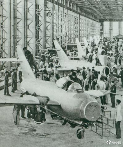 1956年7月19日，國產(chǎn)第一架噴氣式戰(zhàn)斗機(jī)在沈陽首次試飛成功，標(biāo)志著中國具備了獨(dú)立研制空軍武器裝備的能力。圖為國產(chǎn)第一批噴氣式飛機(jī)即將出廠。