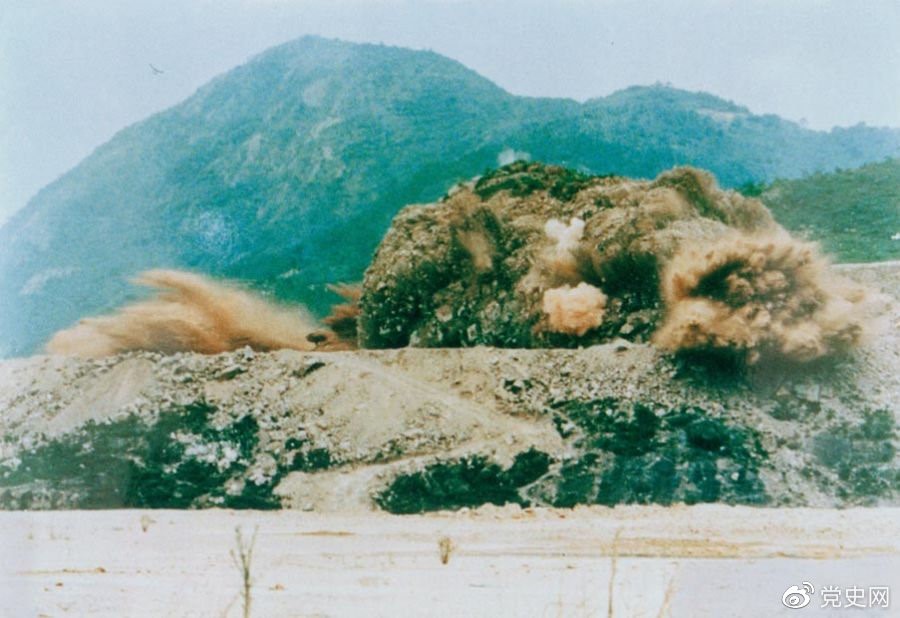 1979年7月20日，深圳蛇口工業(yè)區(qū)的建設(shè)者點燃開山炮時的場面。