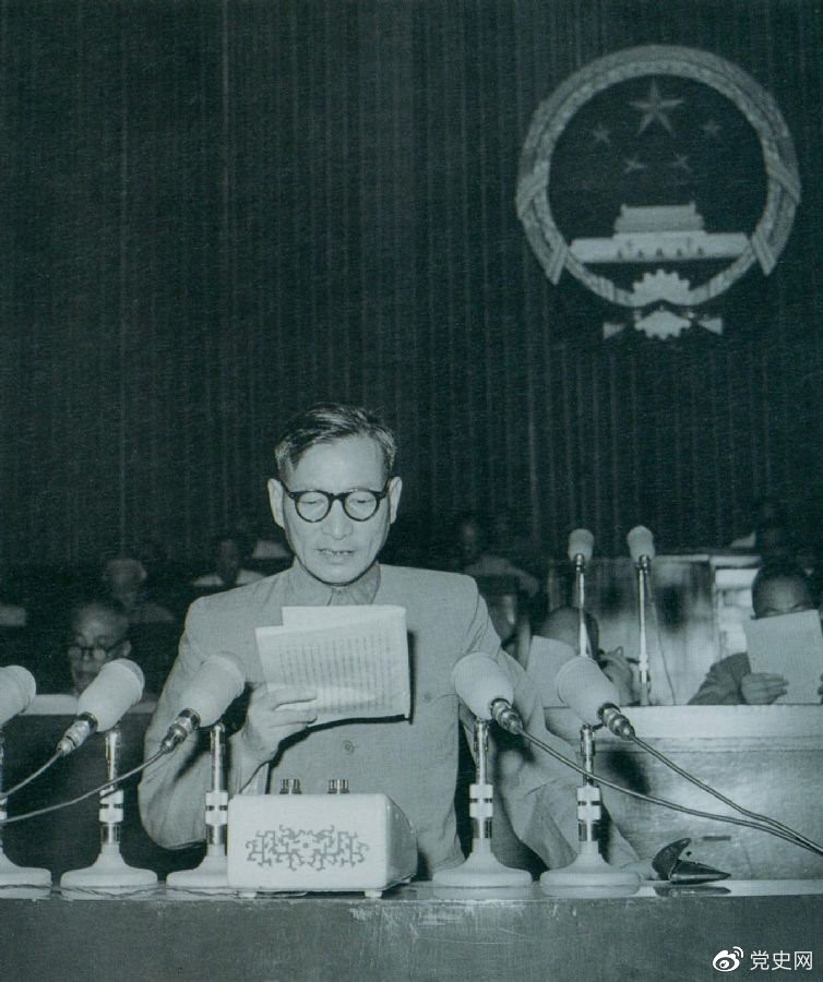 1955年7月，陳云在一屆全國人大二次會(huì)議上作堅(jiān)持和改進(jìn)糧食統(tǒng)購統(tǒng)銷工作的報(bào)告。