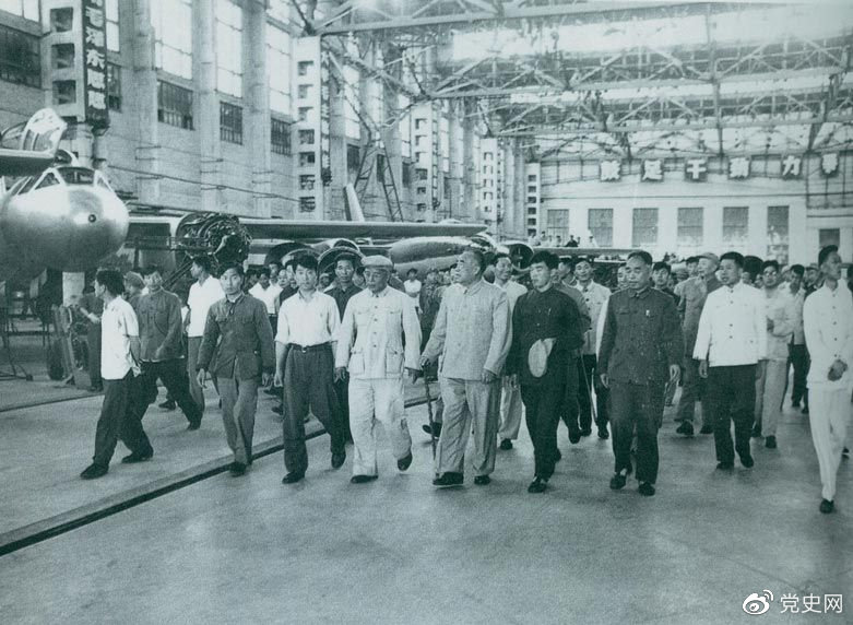 1964年7月31日，朱德視察哈爾濱飛機制造廠。