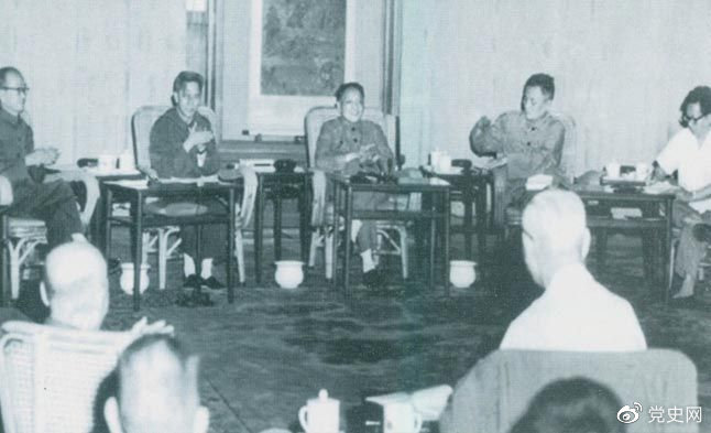 1977年8月4日—8日，鄧小平主持召開科學(xué)和教育工作座談會(huì)。