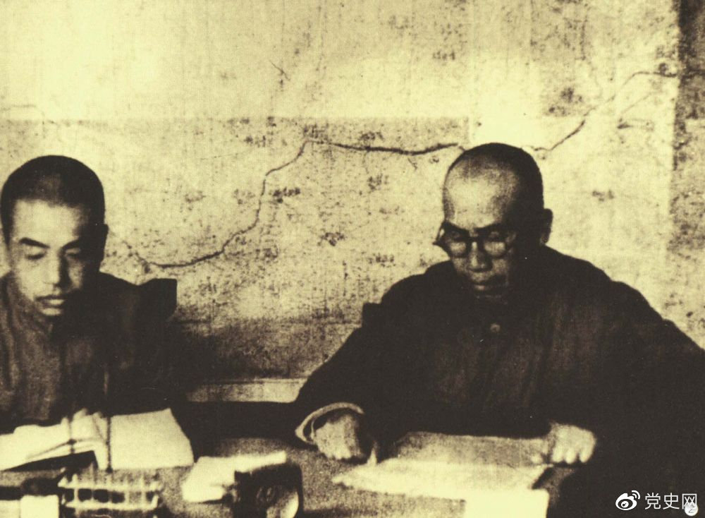 1945年8月，彭德懷任中央軍委副主席兼總參謀長，協(xié)助毛澤東、朱德指揮對日軍的大反攻。圖為朱德和彭德懷在延安。