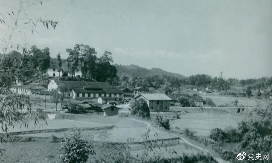 1934年8月，任弼時等率紅六軍團9700余人，從橫石和新江口出發(fā)，開始西征。圖為江西遂川縣橫石。