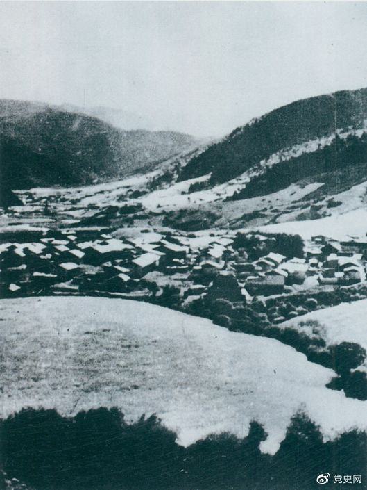 1935年8月20日，中共中央政治局在毛兒蓋召開會(huì)議，作出了《關(guān)于目前戰(zhàn)略方針之補(bǔ)充決定》，再次重申兩河口會(huì)議關(guān)于北上的戰(zhàn)略方針。圖為毛兒蓋。