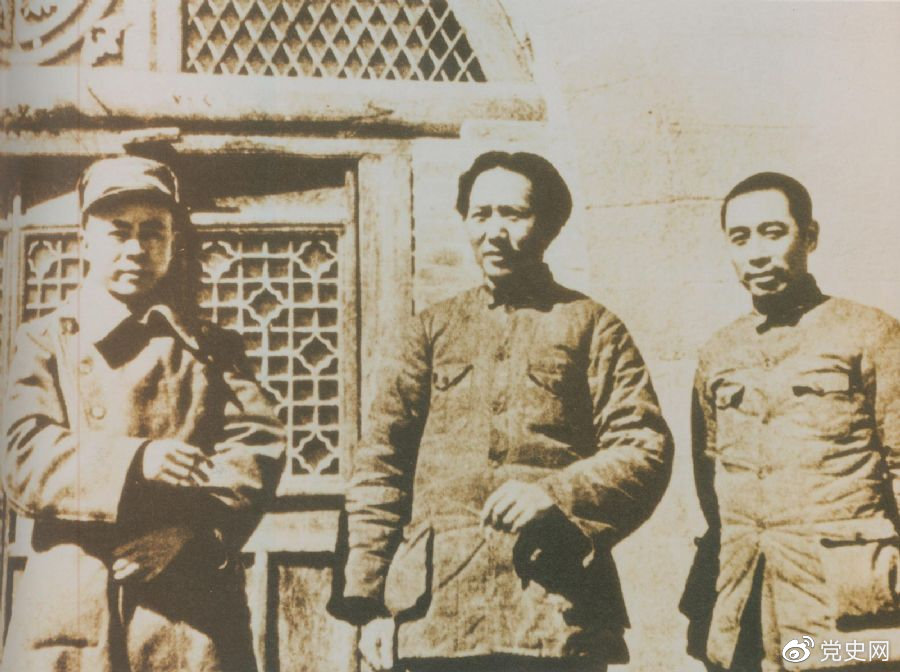 洛川會議上組成了新的中共中央革命軍事委員會，毛澤東為書記（亦稱主席）。這是毛澤東、周恩來和任弼時的合影。