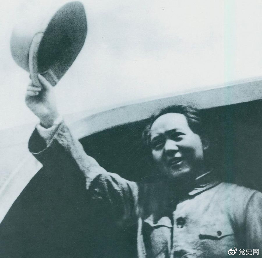 1945年8月28日，毛澤東飛赴重慶時，向前來歡送的延安軍民揮手告別。