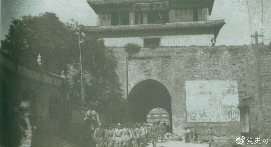 1945年8月下旬，八路軍解放山海關(guān)。
