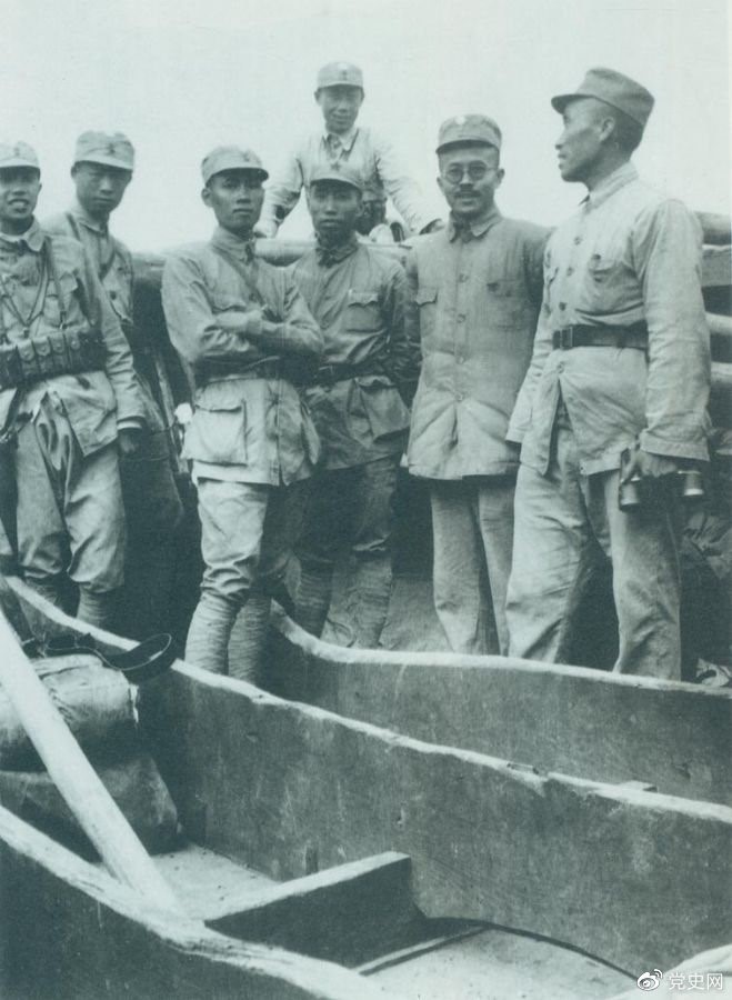 1937年9月，八路軍部分領(lǐng)導(dǎo)人率部東渡黃河，開赴抗日前線。圖為渡船上的八路軍領(lǐng)導(dǎo)人，前排右起：朱德、任弼時、左權(quán)。