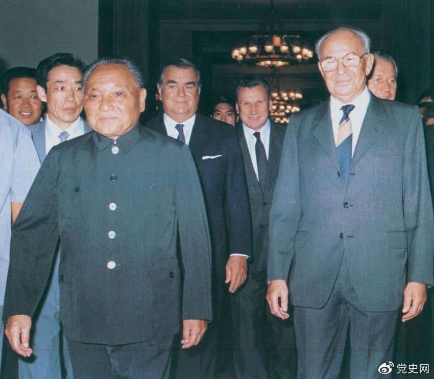 1988年9月5日，鄧小平在會(huì)見(jiàn)捷克斯洛伐克總統(tǒng)胡薩克時(shí)提出科學(xué)技術(shù)是第一生產(chǎn)力。